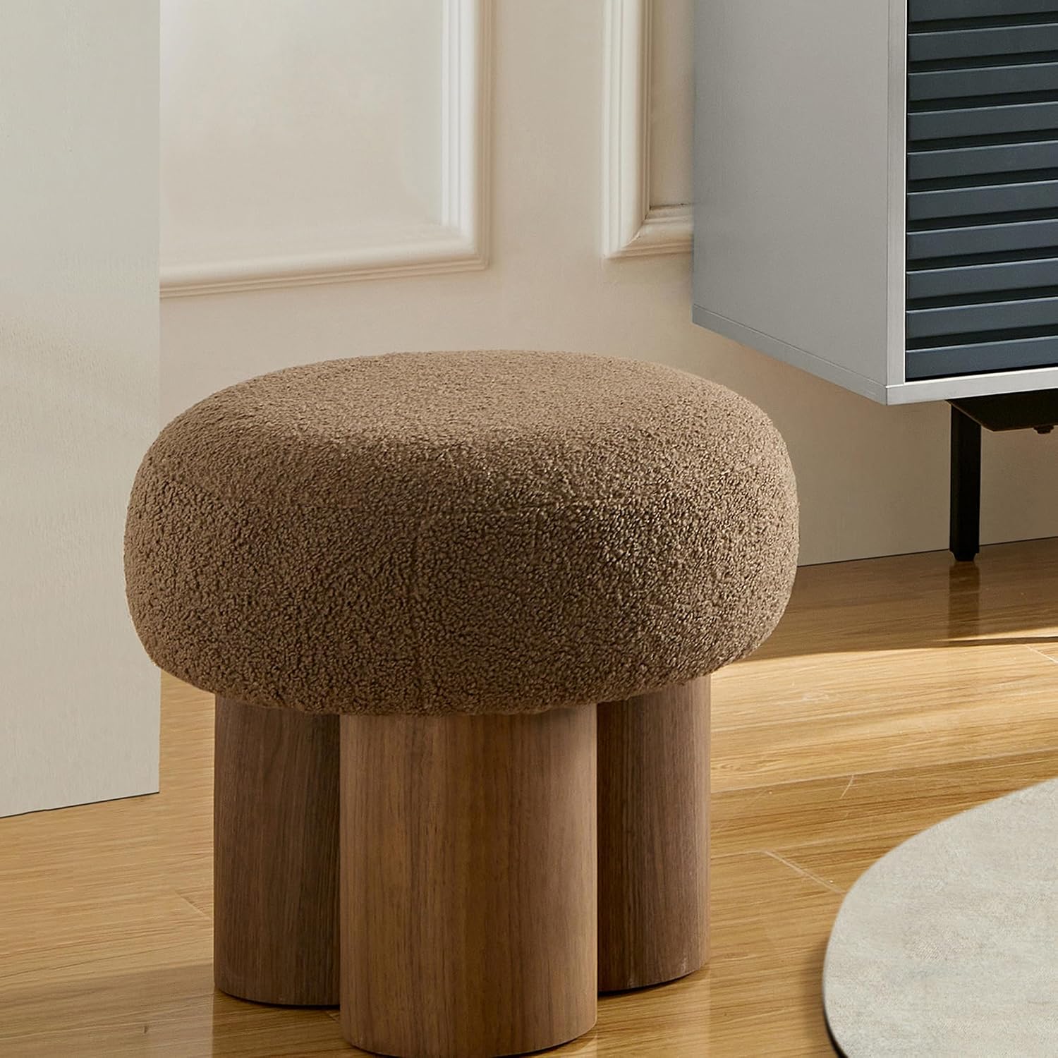 Living Room Ottoman Foot Stool, 17' Round Mid Century Modern Ottoman with Bouclé Teddy Fabric & Solid Wood Legs, Entryway Foot Rest for Couch, Vanity Seat, Bedroom Bench (Camel)